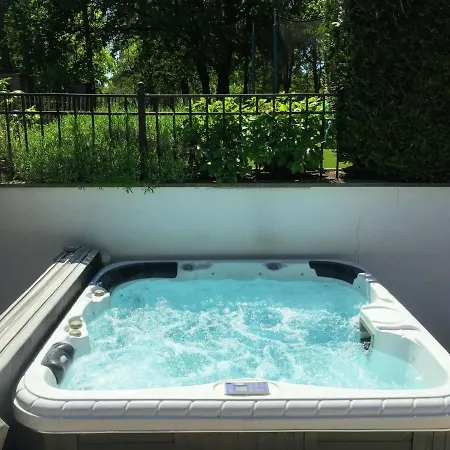 Modern Holiday In With A Jacuzzi בית נופש פוטן